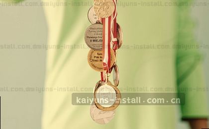 一位分析师的手划过屏幕上跳动的彩色数据流